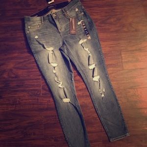 TORRID Bombshell Skinny distressed 16R NWT